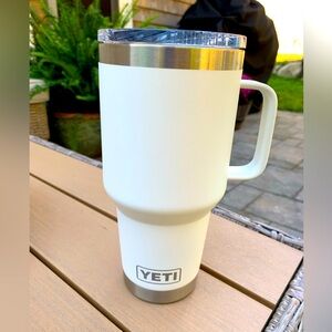 Yeti Rambler 30ozs with StrongHold Lid ~ White